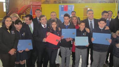 Gobierno entrega computadores a alumnos de Maule