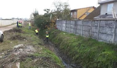 En pleno proceso operativos de limpieza de canales en Curicó