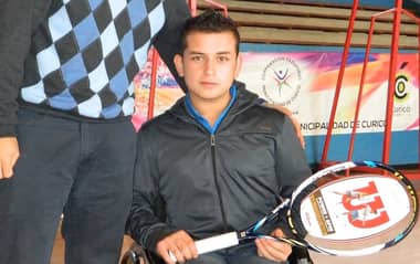 Tenista curicano recibe apoyo de la Corporación de Deportes