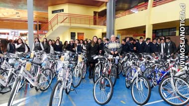 Alumnos pelluhuanos recibieron cascos y bicicletas