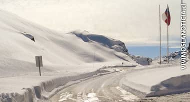 Vialidad trabaja en despejar nieve en Paso El Pehuenche