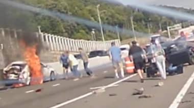 [VIDEO] Acción heroica de conductores para salvar a mujer de un auto en llamas
