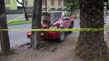 Se mantiene grave conductor impactado por furgón de Carabineros