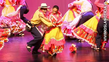 Autónoma ofreció gala internacional de danza folclórica