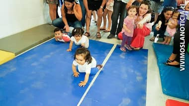 Inédita olimpiada del gateo en centro de salud