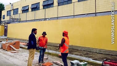Ejecutan mejoramiento de veredas en establecimientos educacionales