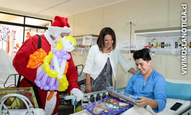 Viejito Pascuero visitó a niños internados en el hospital de Curicó