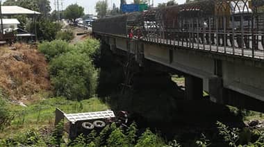 [FOTOS] Camión cayó al río Guaiquillo al chocar con otros vehículos