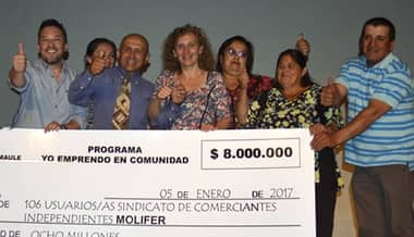 Feriantes de Molina reciben millonario aporte para remodelar sus puestos