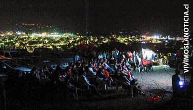 Curicanos celebraron el día de los enamorados con autocine