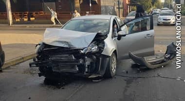 Imprudencia genera violento choque en el centro de Curicó