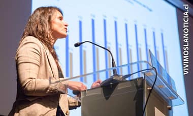 Economista propuso recurrir a cuotas para superar desigualdad de la mujer