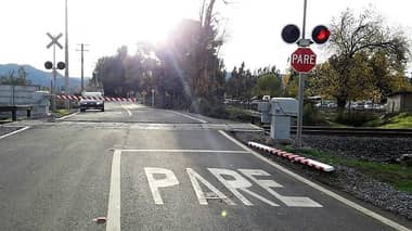 Conductores molestos arrancaron barrera de cruce ferroviario en Teno