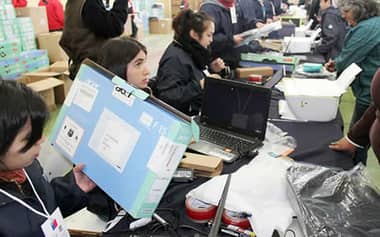 Alumnos de escuelas municipales reciben notebooks en Talca
