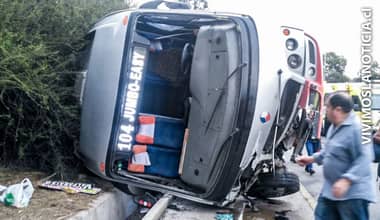 Un muerto y 22 lesionados deja volcamiento de microbús en Viña del Mar