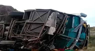 Suben a 15 los muertos tras volcamiento de bus en Argentina