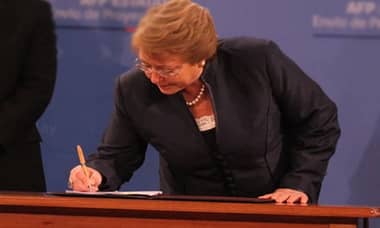 Presidenta firma proyecto de ley que fortalece las Ues Estatales