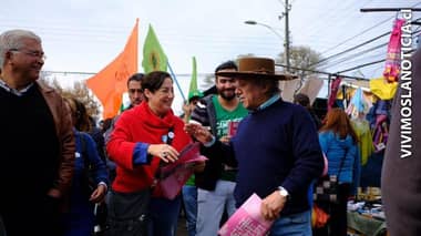 Beatriz Sánchez visitó la “Feria de las Pulgas” de Curicó