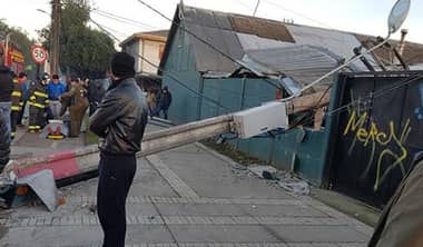 [FOTOS] Choque de automóvil cortó energía en sector norte de Curicó