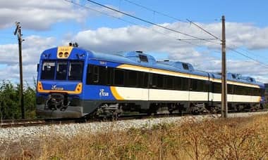 Colectivero con pasajeros quedó detenido en cruce ferroviario y casi fue arrollado por tren