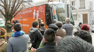 [FOTOS] Alabanzas e insultos provocó bus de la familia