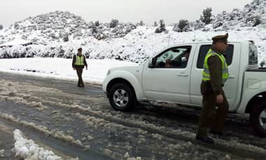Carabineros informa de estados de rutas tras nevazón en precordillera