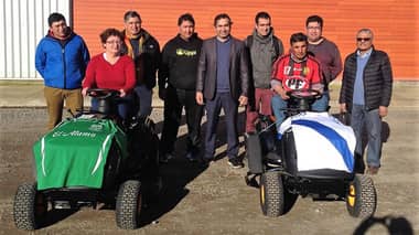 Quince clubes deportivos comenzaron a recibir tractores corta-pasto