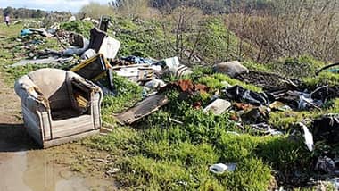 Presentan denuncia por vertedero ilegal a orillas del Río Claro