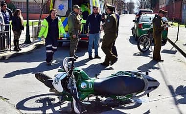 Carabinero en moto resulta herido al ser chocado por auto en Talca