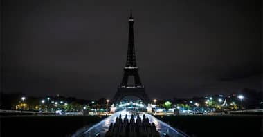 La Torre Eiffel apagó sus luces por las víctimas de Barcelona
