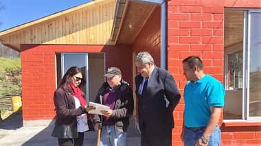 Gobierno entrega viviendas definitivas a damnificados por los incendios forestales