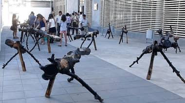 Jauría de 25 animales prehistóricos “se tomó” el Patio de las Artes de Curicó