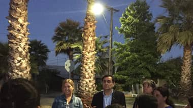 Vecinos de las "Cinco Villas" de Sarmiento felices con nuevas luminarias peatonales