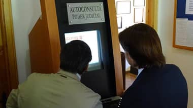 Vichuquén inauguró tótem de consulta unificada de causas judiciales