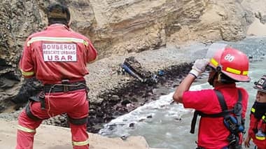 Suben a 36 los muertos luego que autobús cayera a un acantilado en Perú