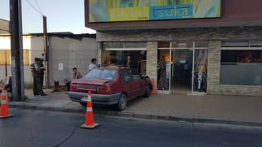 Automóvil quedó incrustado en local al salir del Mall Valle