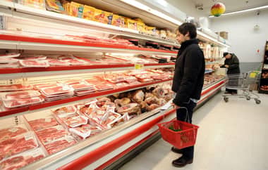 Joven fue descubierto cambiando etiquetas de carnes para pagar menos