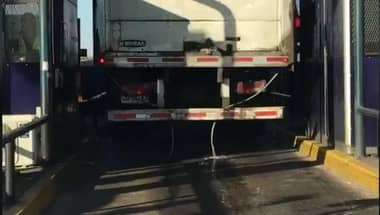 Graban camión derramando líquidos pestilentes en Peaje de Camarico