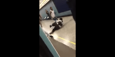 [VIDEO] Comentario xenófobo desata pelea en el metro