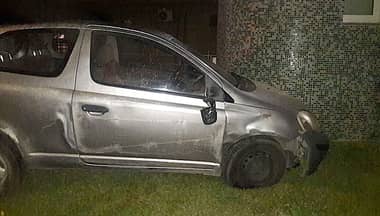 Automovilista quedó incrustado en pensionado del Hospital de Curicó