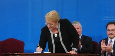 Presidenta Bachelet firma proyecto que establece Nueva Constitución