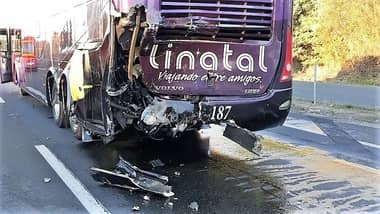 [FOTOS] Violenta colisión entre camión y bus frente a Itahue