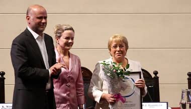 Bachelet recibe premio de la Alianza Progresista: "En Chile los ciudadanos quieren más cambios"