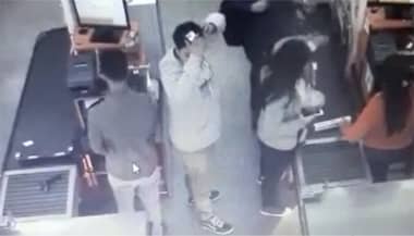 [VIDEO] Usan “llave maestra” para abrir cajas de supermercados