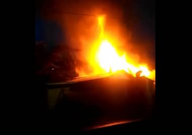 Incendio destruyó cuatro viviendas en Los Queñes