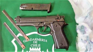 Lanzan pistola envuelta en pañal al interior de penal curicano