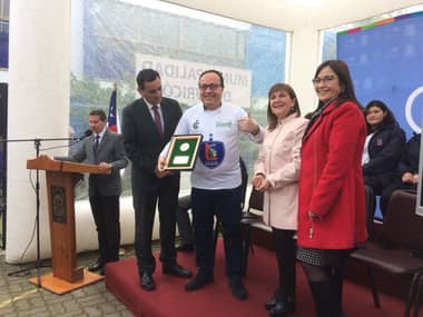 Homenaje a Paulo Flores marcó la inauguración del "Museo de Camisetas" en Curicó