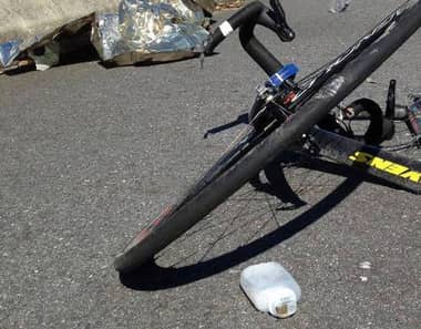 Niño transportado en manubrio de bicicleta fue embestido por automóvil