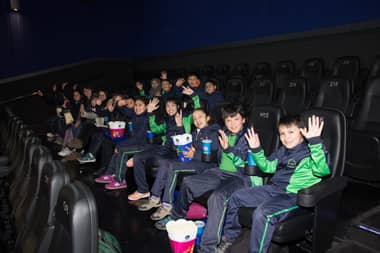 Mall Curicó cumple el sueño de niños escolares con visita al cine por primera vez