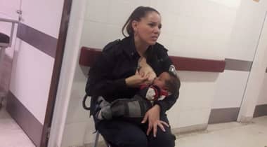 La increíble imagen de humanidad de una policía que se viralizó